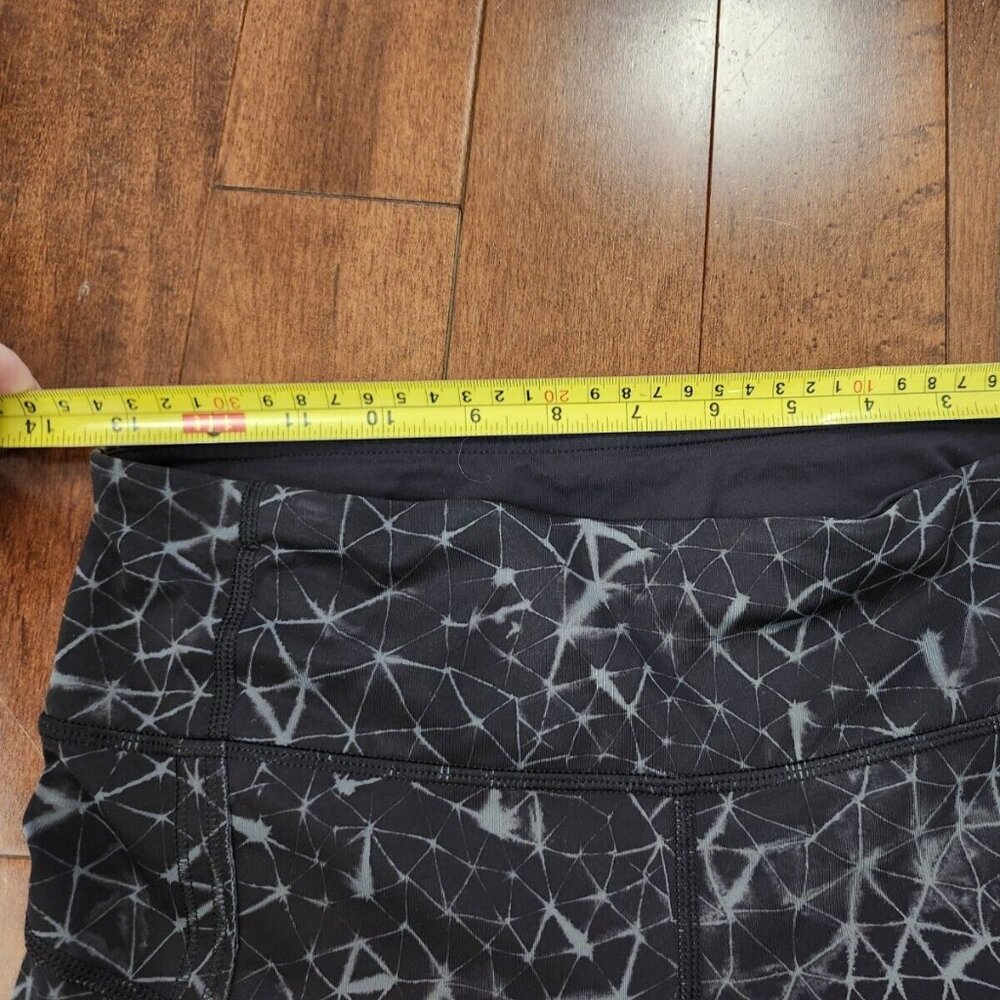 Lululemon women's black capris in size 6 - Picture 5 of 7